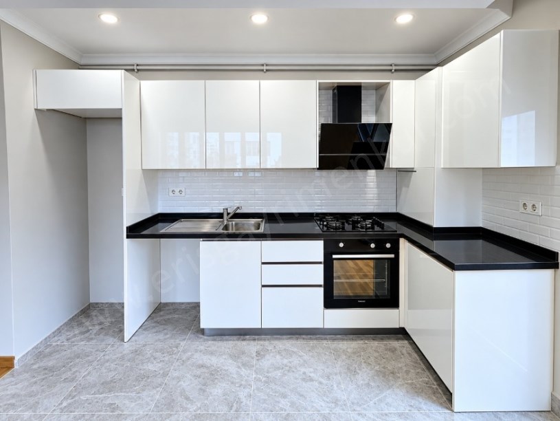 BOSTANCI SAFİR SİTESİNDE EBEVEYN BANYOLU BALKONLU  2+1 SATILIK DAİRE