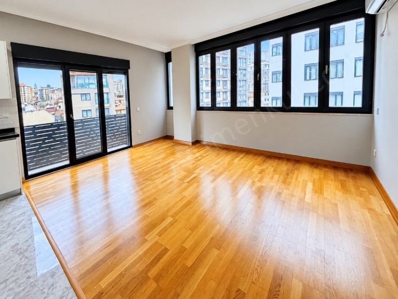 BOSTANCI SAFİR SİTESİNDE EBEVEYN BANYOLU BALKONLU  2+1 SATILIK DAİRE