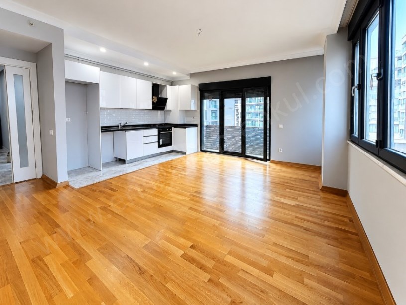 BOSTANCI SAFİR SİTESİNDE EBEVEYN BANYOLU BALKONLU  2+1 SATILIK DAİRE