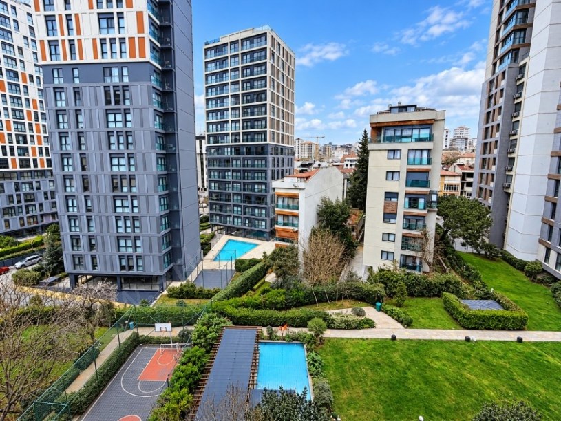 BOSTANCI SAFİR SİTESİNDE EBEVEYN BANYOLU BALKONLU  2+1 SATILIK DAİRE
