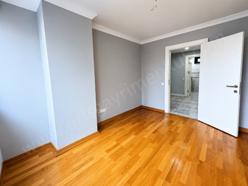 BOSTANCI SAFİR SİTESİNDE EBEVEYN BANYOLU BALKONLU  2+1 SATILIK DAİRE