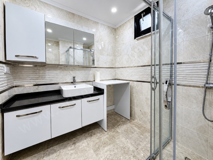 BOSTANCI SAFİR SİTESİNDE EBEVEYN BANYOLU BALKONLU  2+1 SATILIK DAİRE