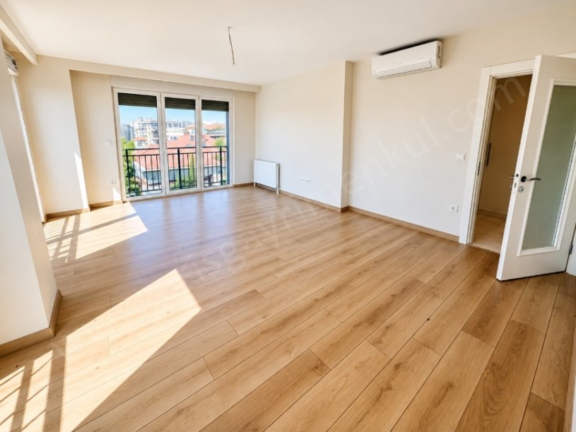 Erenköy Ebeveyn Banyolu İskanlı Boş Oturuma Hazır 3+1 Satılık Daire