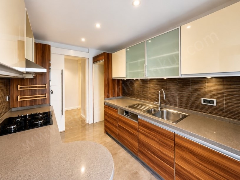 Erenköy  3+1 100 m2 net Merkezi Konum da 5. Kat az katlı bina Boş Aydınlık Ferah Daire