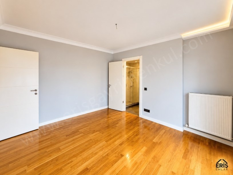 Erenköy  3+1 100 m2 net Merkezi Konum da 5. Kat az katlı bina Boş Aydınlık Ferah Daire