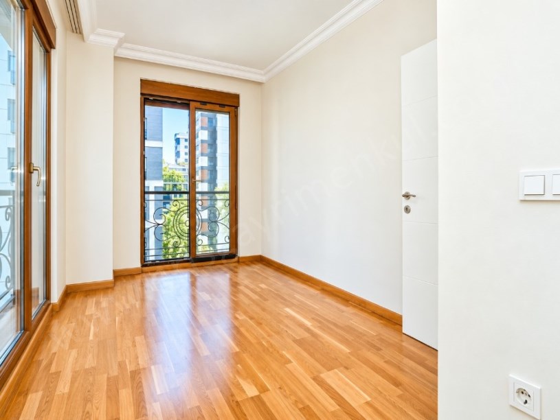 ERENKÖY MERKEZİ KONUMDA  6.KAT 3+1   BAĞDAT CADDESİNE YAKIN MARMARAY 1 DK , CADDE 5 DK