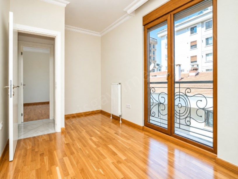 ERENKÖY MERKEZİ KONUMDA  6.KAT 3+1   BAĞDAT CADDESİNE YAKIN MARMARAY 1 DK , CADDE 5 DK
