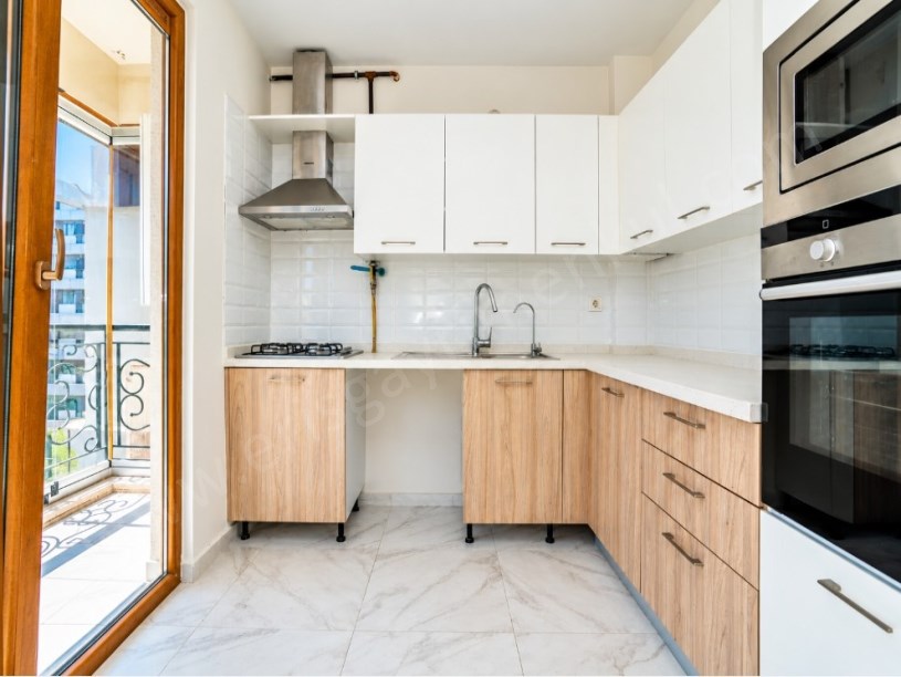 ERENKÖY MERKEZİ KONUMDA  6.KAT 3+1   BAĞDAT CADDESİNE YAKIN MARMARAY 1 DK , CADDE 5 DK