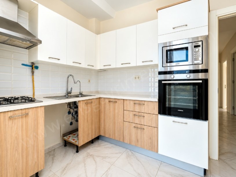 ERENKÖY MERKEZİ KONUMDA  6.KAT 3+1   BAĞDAT CADDESİNE YAKIN MARMARAY 1 DK , CADDE 5 DK