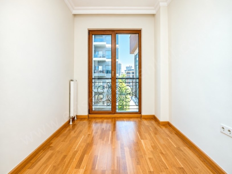 ERENKÖY MERKEZİ KONUMDA  6.KAT 3+1   BAĞDAT CADDESİNE YAKIN MARMARAY 1 DK , CADDE 5 DK