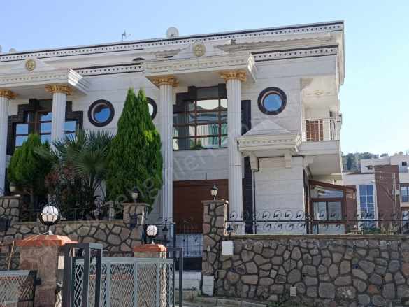 Ergenekon Mahallesinde Merkezi Konumda Satılık Villa Tripleks 4+1 Turgutlu