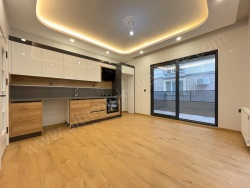 Edremit Akçay Mah. Satılık Daire 1+1 65 M2 | Yüksek Giriş | Doğalgaz(Kombi) | 1 Banyo | 1 Yatak Odası