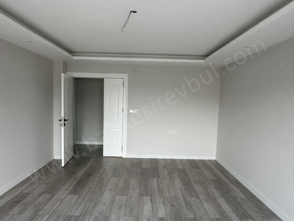 Paşaalanı Karesi Kiralık Daire |  2+1 Oda | 105M2 Aylık 36.000Tl | 1. Kat | Yerden Isıtma | 2 Banyo | 2 Yatak Odası Resim-2