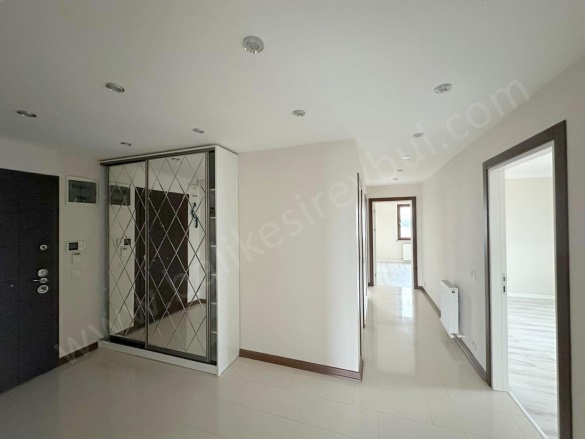 Hasanbasri Çantay Altıeylül Kiralık Daire |  3+1 Oda | 160M2 Aylık 36.000Tl | 4. Kat | Kombi | 2 Banyo | 3 Yatak Odası Resim-5