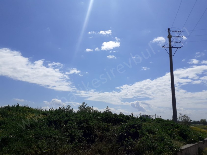 BALIKESİR SATILIK TARLA SAFİR DEN BURSA İZMİR KARAYOLU ÜZERİ YOLA CEPHELİ 2.180 M2 TİCARİ AMAÇLI