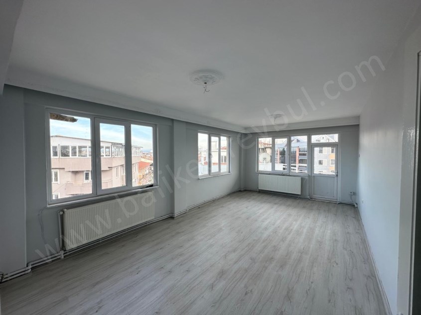 BALIKESİR KİRALIK DAİRE SAFİR DEN BAHÇELİEVLER STADYUM YANI AYRI MUTFAKLI 2+1 110 M2 SON KAT DAİRE 