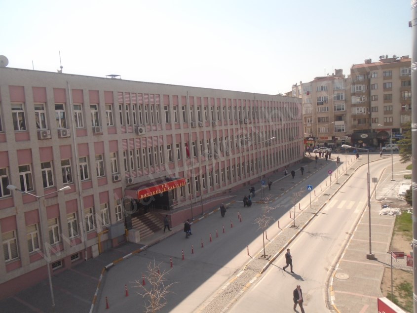 BALIKESİR KİRALİK OFİS SAFİR DEN ÇARŞI MERKEZ VALİLİK KARŞISI 3+1 130 M2 ARAKAT OFİS BÜRO