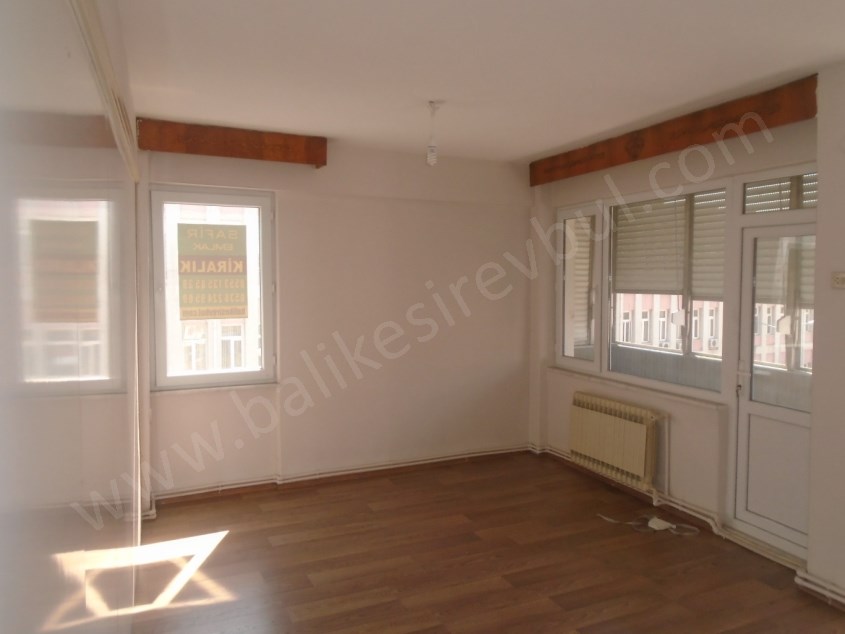 BALIKESİR KİRALİK OFİS SAFİR DEN ÇARŞI MERKEZ VALİLİK KARŞISI 3+1 130 M2 ARAKAT OFİS BÜRO