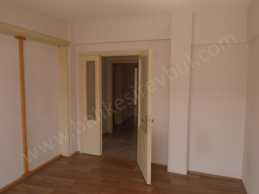 BALIKESİR KİRALİK OFİS SAFİR DEN ÇARŞI MERKEZ VALİLİK KARŞISI 3+1 130 M2 ARAKAT OFİS BÜRO