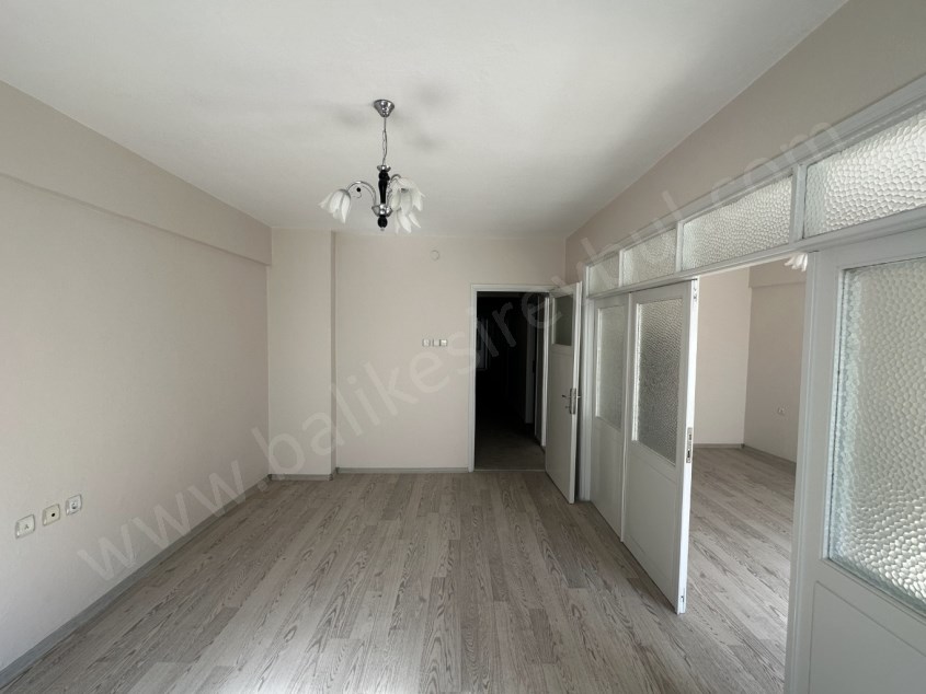 BALIKESİR SATILIK DAİRE SAFİR DEN ÇARŞI MERKEZE YÜRÜME MESAFESİNDE 3+1 110 M2 KOMBİLİ ARAKAT DAİRE