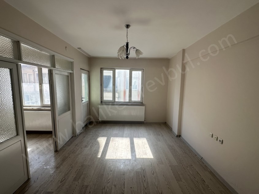 BALIKESİR SATILIK DAİRE SAFİR DEN ÇARŞI MERKEZE YÜRÜME MESAFESİNDE 3+1 110 M2 KOMBİLİ ARAKAT DAİRE