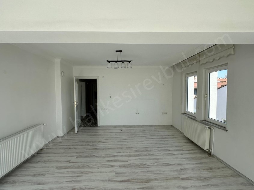 BALIKESİR KİRALIK DAİRE SAFİR DE BAHÇELİEVLER ÇARŞAMBA PAZARI YAKINI 3+1 130 M2 KOMBİLİ DAİRE