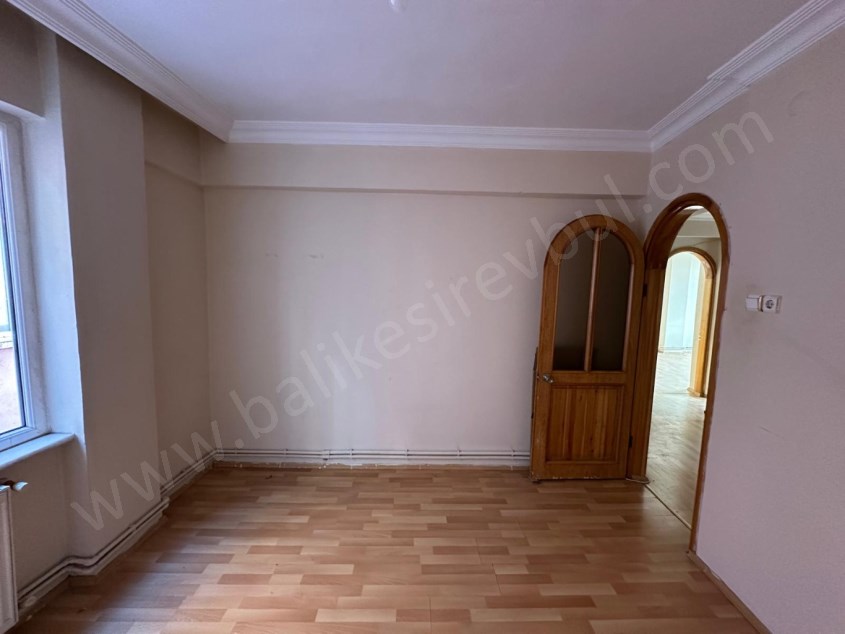 BALIKESİR KİRALIK DAİRE SAFİR DEN ÇARŞI MERKEZDE 2+1 90 M2 AYRI MUTFAKLI KOMBİLİ ARAKAT DAİRE 