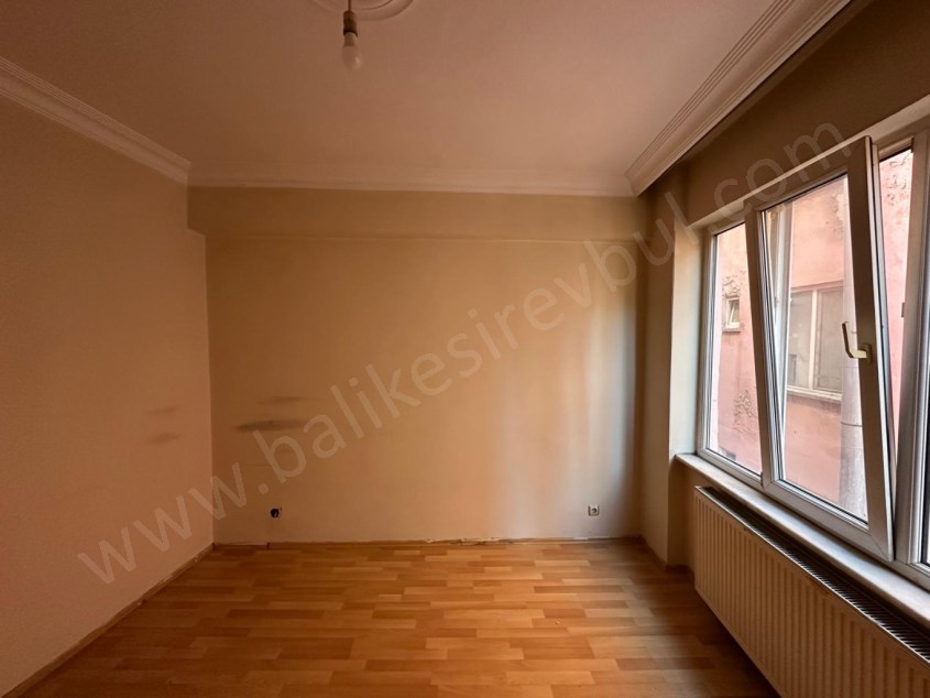 BALIKESİR KİRALIK DAİRE SAFİR DEN ÇARŞI MERKEZDE 2+1 90 M2 AYRI MUTFAKLI KOMBİLİ ARAKAT DAİRE 