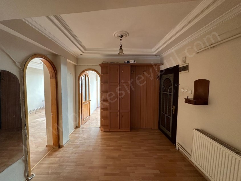 BALIKESİR KİRALIK DAİRE SAFİR DEN ÇARŞI MERKEZDE 2+1 90 M2 AYRI MUTFAKLI KOMBİLİ ARAKAT DAİRE 