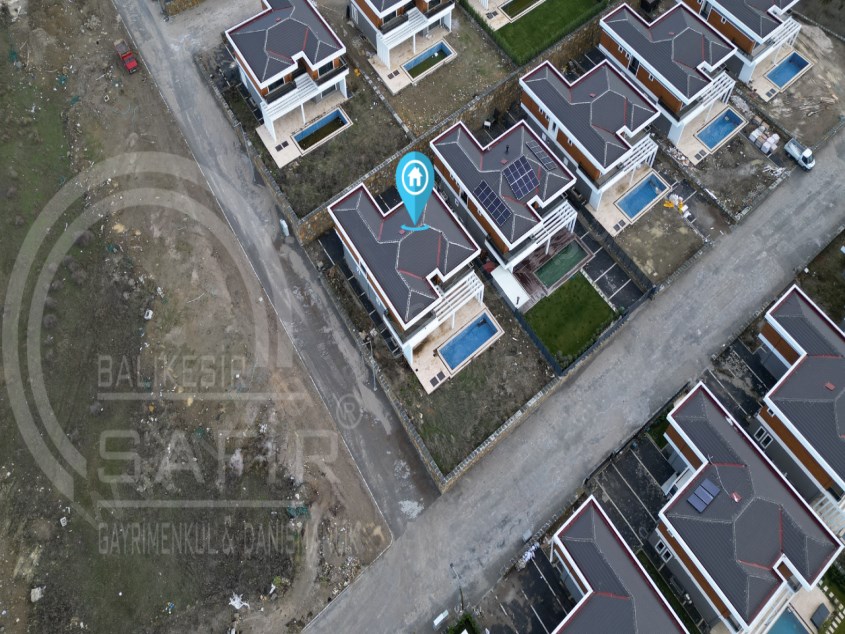 BALIKESİR SATILIK MÜSTALİK VİLLA SAFİR DEN KALAYCILAR 6+1 920 M2 ARSA İÇİNDE HAVUZLU MÜSTAKİL VİLLA