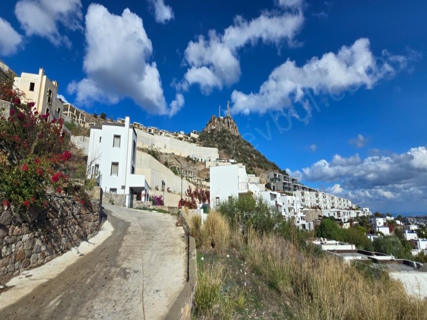 Bodrum Gündoğan Site İçinde Deniz Manzaralı Natamam Villa
