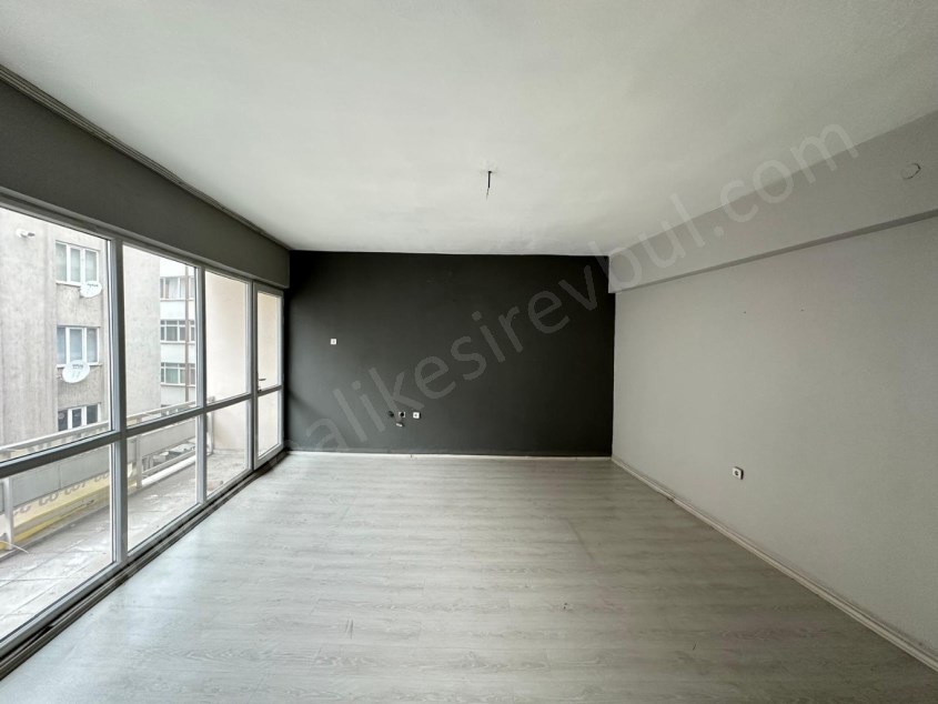 BALIKESİR KİRALIK OFİS BÜRO SAFİR DEN ÇARŞI MERKEZ ATALAR CADDESİ ÜZERİ 2+1 95 M2 ARAKAT KOMBİLİ