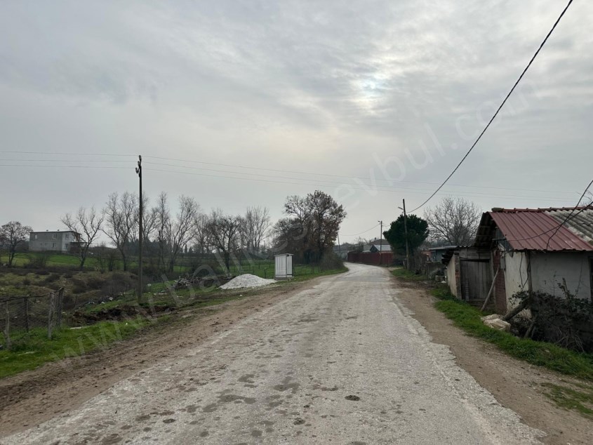 MANYAS SATILIK ARSA SAFİR DEN MANYAS PEYNİRKUYU KÖY İÇİNDE 1.590 M2 İMARLI ASFALT YOLA CEPHELİ ARSA