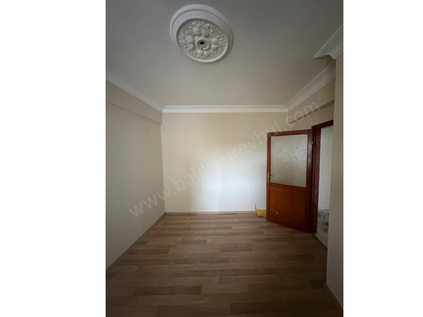 BALIKESİR SATILIK DAİRE SAFİR DEN ÇARŞI MERKEZE YÜRÜME MESAFESİNDE 3+1 105 M2 KOMBİLİ ARAKAT DAİRE