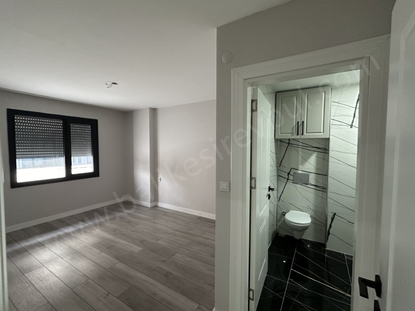 BALIKESİR KİRALIK DAİRE SAFİR PAŞAALANI BANDIRMA CAD.2+1 105 M2 ASANSÖRLÜ KAPALI OTOPARKLI LUX DAİRE