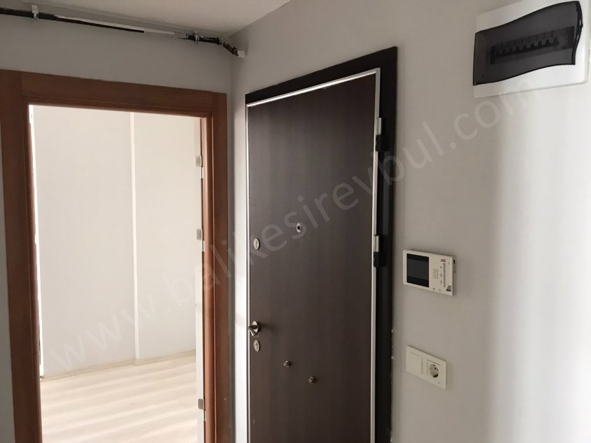 BALIKESİR KİRALIK DAİRE SAFİR DEN ÇEVREYOLU YAKINI AYRI MUTFAKLI 1+1 70M2 ASANSÖRLÜ BODRUM KAT DAİRE