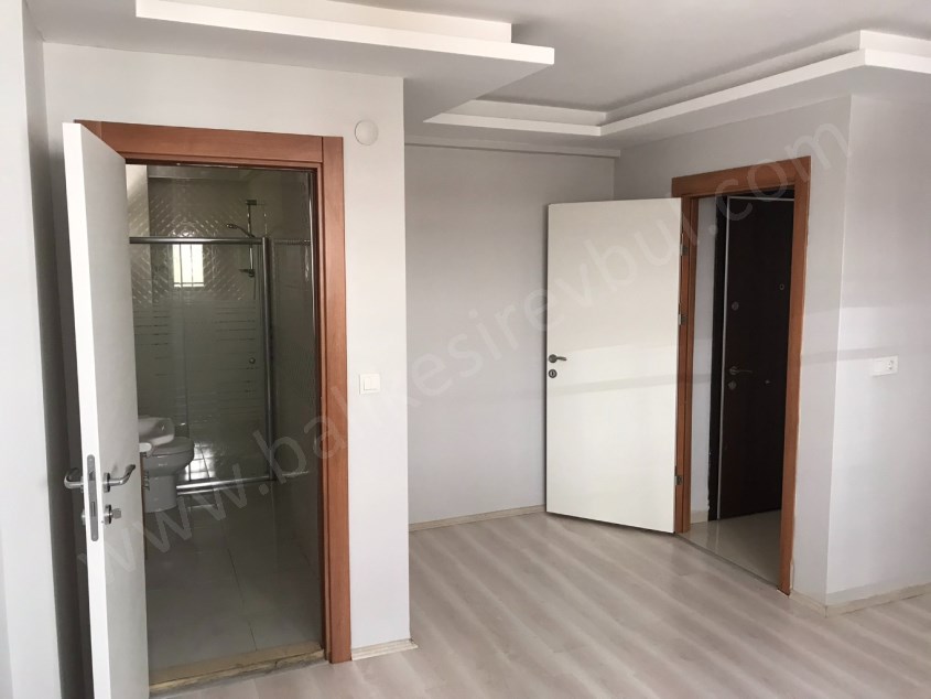 BALIKESİR KİRALIK DAİRE SAFİR DEN ÇEVREYOLU YAKINI AYRI MUTFAKLI 1+1 70M2 ASANSÖRLÜ BODRUM KAT DAİRE