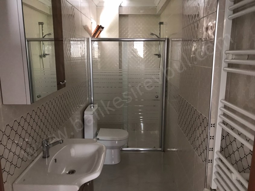BALIKESİR KİRALIK DAİRE SAFİR DEN ÇEVREYOLU YAKINI AYRI MUTFAKLI 1+1 70M2 ASANSÖRLÜ BODRUM KAT DAİRE
