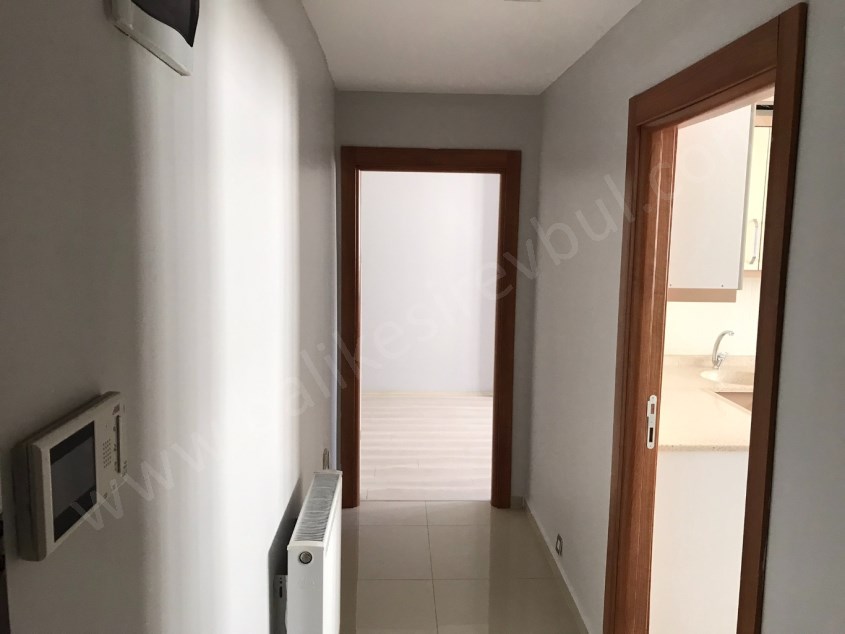 BALIKESİR KİRALIK DAİRE SAFİR DEN ÇEVREYOLU YAKINI AYRI MUTFAKLI 1+1 70M2 ASANSÖRLÜ BODRUM KAT DAİRE