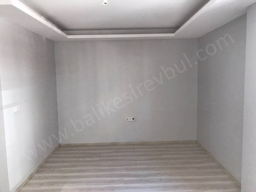 BALIKESİR KİRALIK DAİRE SAFİR DEN ÇEVREYOLU YAKINI AYRI MUTFAKLI 1+1 70M2 ASANSÖRLÜ BODRUM KAT DAİRE