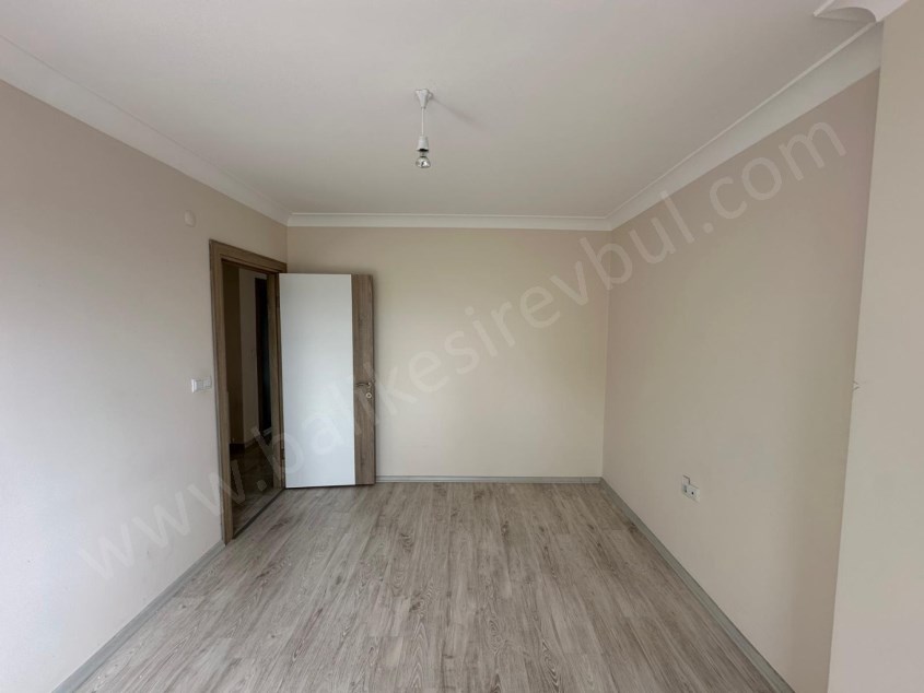 BALIKESİR KİRALIK DAİRE SAFİR DEN ADLİYE ŞEHİR HST.YAKINI 2+1 90 M2 AYRI MUTFAKLI ASANSÖRLÜ ARAKAT