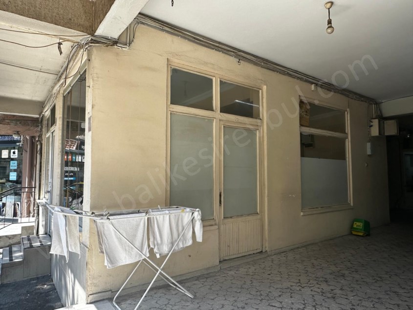 BALIKESİR KİRALIK DÜKKAN SAFİR DEN ÇARŞI MERKEZDE HÜKÜMET KARŞISI MEVKİİ YERDE 30 M2 DÜKKAN