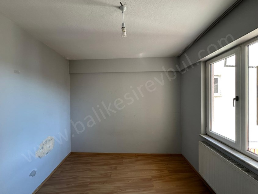 BALIKESİR SATILIK DAİRE SAFİR DEN ÇARŞI MERKEZDE MEVKİİ YERDE 3+1 105 M2 ASANSÖRLÜ ARAKAT DAİRE