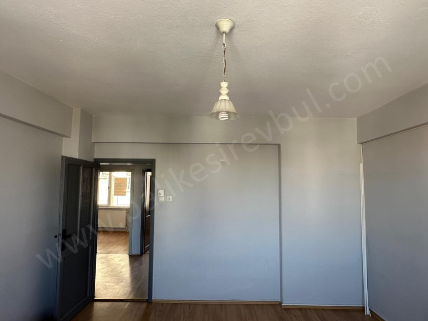 BALIKESİR SATILIK DAİRE SAFİR DEN ÇARŞI MERKEZDE MEVKİİ YERDE 3+1 105 M2 ASANSÖRLÜ ARAKAT DAİRE