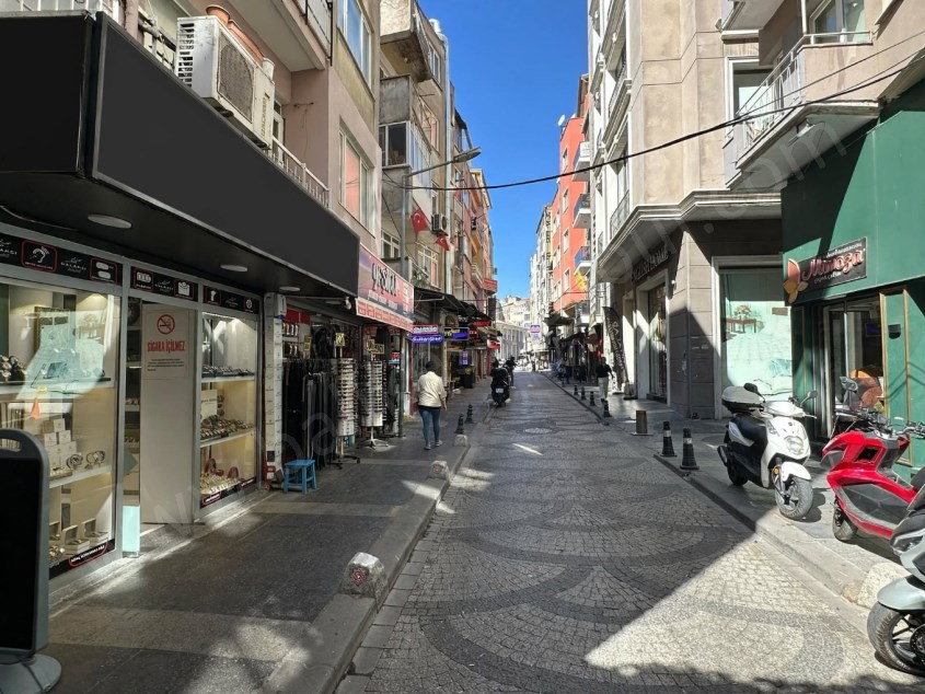 BALIKESİR SATILIK DÜKKAN SAFİR DEN ÇARŞI MERKEZDE YEŞİLLİ CADDESİ ÜZERİ 15 M2 DEPOLU DÜKKAN