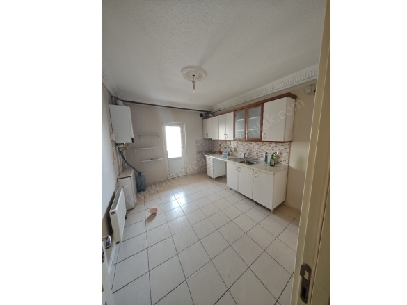 Fırat Mahallesi. Ağrı Kiralık Daire |  3+1 Oda |Aylık 15.000Tl | 3. Kat | Kombi | 1 Banyo | 3 Yatak Odası Resim-5