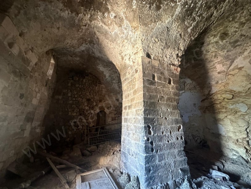 Merkezden Eski Mardinde SATILIK 2 KATLI KONAK (HAN)