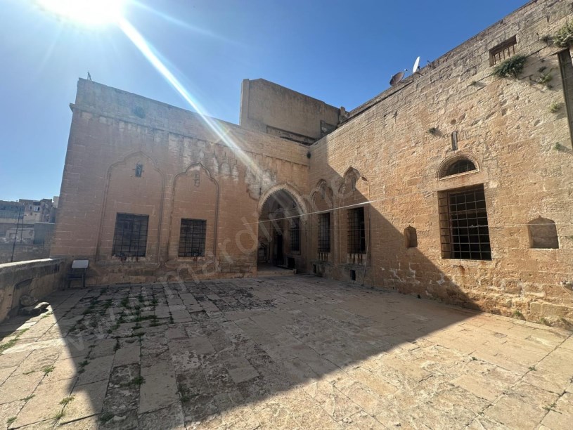 Merkezden Eski Mardinde SATILIK 2 KATLI KONAK (HAN)