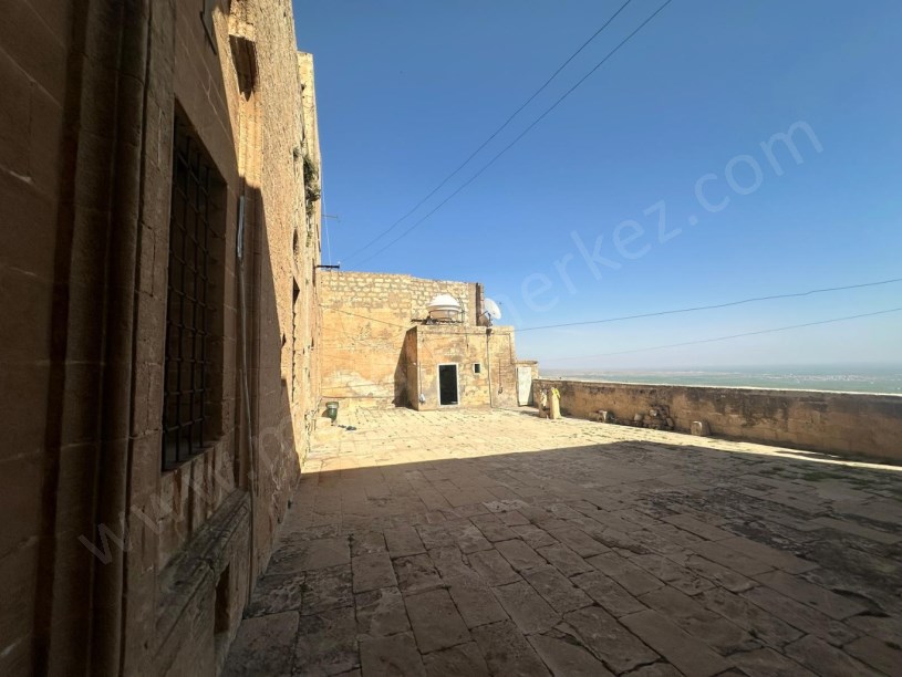 Merkezden Eski Mardinde SATILIK 2 KATLI KONAK (HAN)