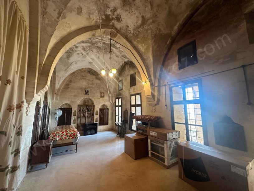 Merkezden Eski Mardinde SATILIK 2 KATLI KONAK (HAN)